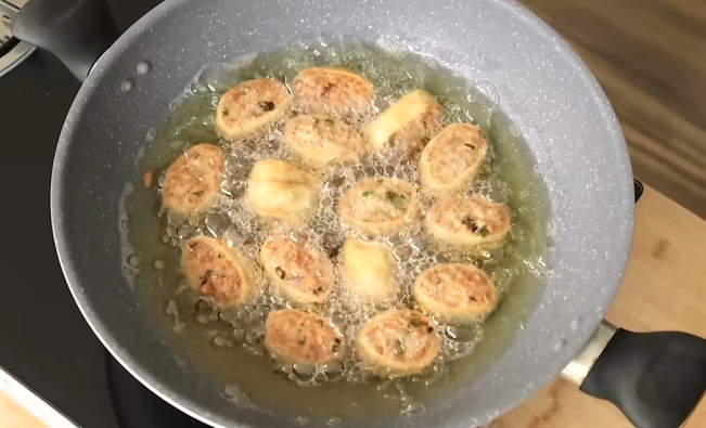 Cara membuat gohyong Cikini. (YouTube)